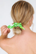 Laden Sie das Bild in den Galerie-Viewer, Green-Palms Scrunchie
