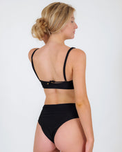 Laden Sie das Bild in den Galerie-Viewer, Set Shimmer-Black Bandeau-Reto Hotpants
